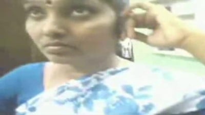 Pollachi auto stand akka mulaiyai sappum sex video