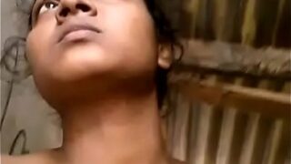 Gramathu ilam penn koothi virikum bathroom video