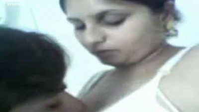Paal Kutikum Sex - Tamil mom pool sappi ookum sex videos - OolVeri