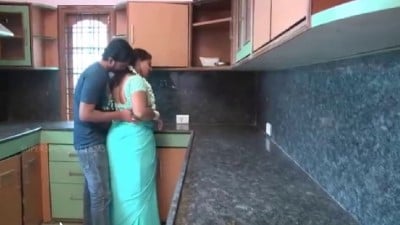 Aunty soothil sunniyal theithu moodu eatri ool seiyum sex movie