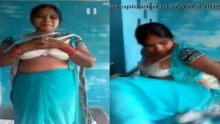 Periya kuthi vaithu irukum aunty saree kayati kaatum  xxx sex videos
