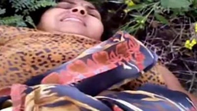 Pollachi gramathu aunty saree thuki kuthi virithu ool seiyum sex videos