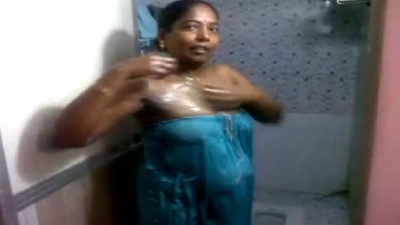 Kerala aunty pavadai aninthu kulikum bathroom sex tamil - tamil bath sex