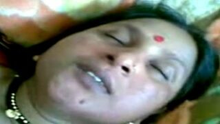 Karur aunty pundai kanju vara vaithu ool seiya vidum porn video