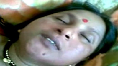 Karur aunty pundaiyil ool seiyum tamil aunty porn videos - tamil aunty sex
