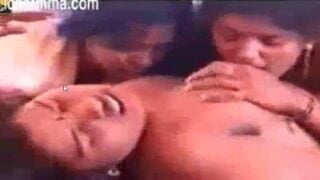 Tamil lesbian pengal kiss seithu mulai sappum ool video