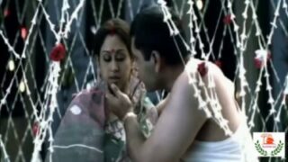 Sexy wife kiss seithu paduthu ool seiyum first night porn film