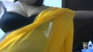 Aunty karupu bra aninthu mulai soothu kanbikum live video