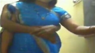 Madurai aunty mulai pisainthu kuthiyil ool seiyum sexy video