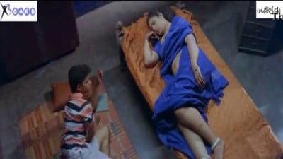 Ilam paiyan sexy saree auntyai thadavum tamil sex padam