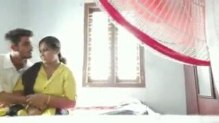 Madurai auntyai paiyan mulai thadavi romance panum ool video