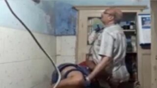 Doctor kuthiyai thadavi pool oomba vitu kanju irakum sex kaatchi