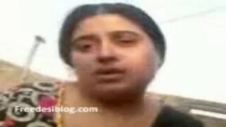 Aunty kala kathalan poolai maadiyil oombum sex clips