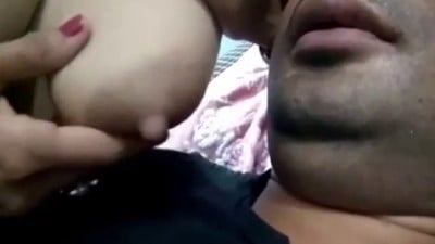 Manaivi mulaiyai sappivitu pool oombavidum sex kaatchi