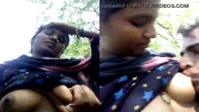 Salem village wife sema mulaiyai sappi ookum sexy video
