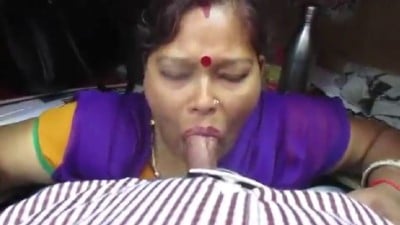 Aunty kutha vaithu sunniyai oombi vinthu kudikum sex kaatchi