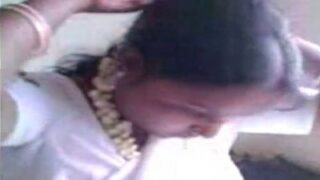 White saree aunty big boobs kanbithu ookum kama padam