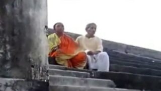 Aunty vibachaari old uncle sunniyai kai adithu kanju edukum sex scene