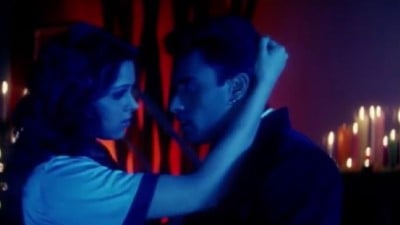 Kamaveri nadigai udambu muzhuvathum kiss seithu ool seigiraal