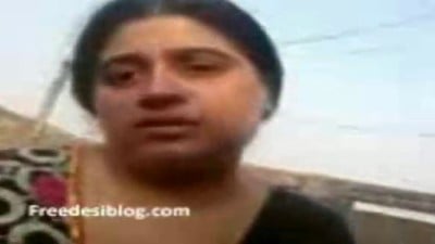 45 age aunty maadiyil kathalan sunniyai oombum outdoor porn