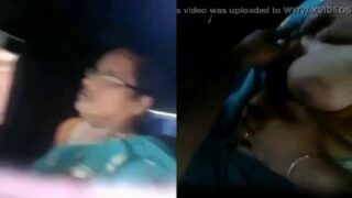 Auto driver aunty jakit kayati boobs pisaiyum sex capture