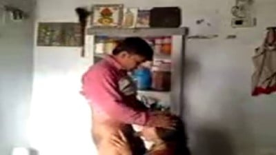 Maamiyar irukum pozhuthe desi wife udan matter panum ool video