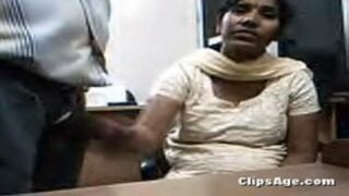 Office aunty pool oombi cow nilaiyil ookum hot capture