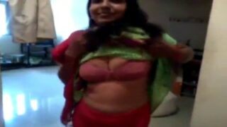 Housewife mulai kanbithu vitu periya pundai kaatum sex scene