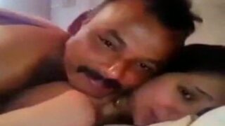 Auntyai kavuthupotu mele paduthu ool seiyum sex scene