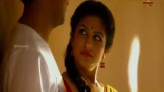 Young auntyai soothil kai vaithu thadavi enjoy seiyum hot film