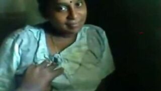 Gramathu aunty ilam karupu sunniyai suvaikum hottest clip