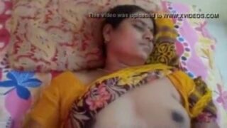 Thiruchirappalli aunty saree thuki pundaiyil ool seiyum mms