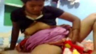 Housewife saree thuki koothi naki matter potu vinthu edukiraan