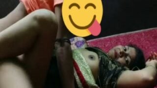 Village aunty mulai kanbithu saree thuki koothiyil ool vangugiraal