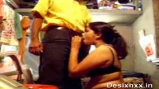 Village pen kathalan sunniyai sappi kanjai kudikum hot ool video