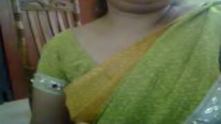 Housewife aunty saree jacket kayati mulaiyai bravil kaatugiraal