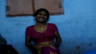 Village wife big mulai kabithu saree kayati paduthu ookiraal