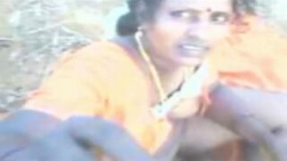 Tamilnadu gramathu aunty pool sappi tamil pesi ookiraal