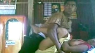 Gramathu aunty thevidiyavai neighbor paiyan saree thuki ookiran