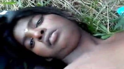 Pollachi gramathu pen pundayil tamil pesi oothu vinthu irakugiraan