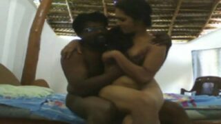 Gramathu aan nanban manaiviyai nude ool seithu padam edukiraan