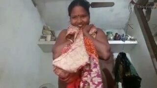 Gramathu thevidiya aunty karupu mulai koothi kaatum hot tape