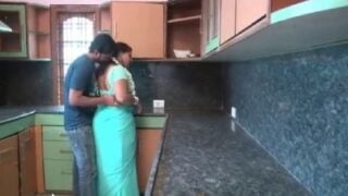 Chennai aunty pakathu veetu paiyan udan ool seiyum movie