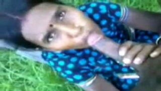 Gramathu aunty karupu pool oombi saree thuki ookum sexy capture