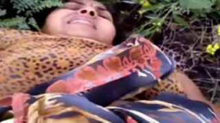 Village local aunty mulai kaati saree thuki koothi kaatum sexy clip