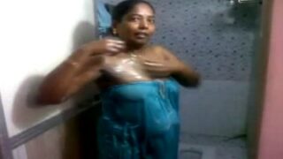 Bathroomil aunty pavadai aninthu kulikum hot capture