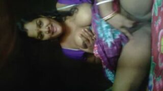 Gramathu mallu aunty big boobs kanbithu saree thuki sex seigiraal