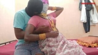 Coimbatore aunty mulai sappi pakathu veetu kanavan ookiran