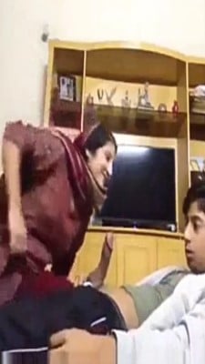 Fathima banu aunty pakathu veety paiyanudan sex