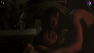 Puthu manaiviyai marathadiyil muthaliravu sex pannukiran